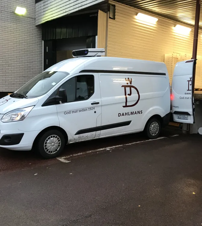 Vit skåpbil med Dahlmans logotyp.